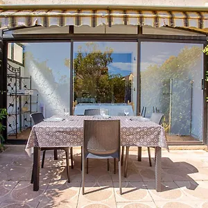 https://les-carqueiranne.fr-provencehotel.com