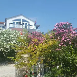 Oleander In , Pakoštane Chorvatsko